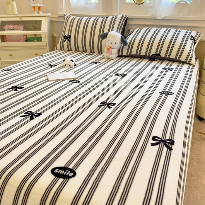 91家纺网 家纺一手货源 找家纺 摩妮卡 2025新款印花系列小清新牛奶绒印花床笠三件套 巴洛克暖阳