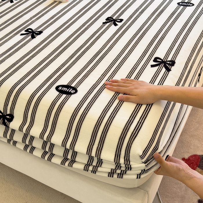 91家纺网 家纺一手货源 找家纺 摩妮卡 2025新款印花系列小清新牛奶绒印花床笠三件套 巴洛克暖阳