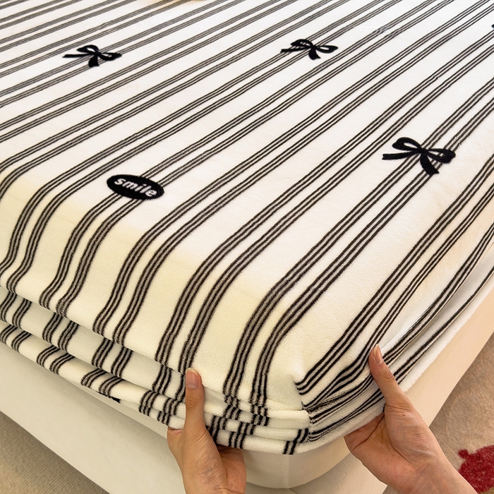 91家纺网 家纺一手货源 找家纺 摩妮卡 2025新款印花系列小清新牛奶绒印花床笠三件套 巴洛克暖阳