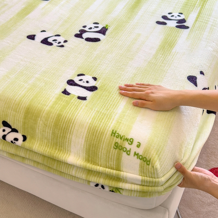 91家纺网 家纺一手货源 找家纺 摩妮卡 2025新款印花系列小清新牛奶绒印花床笠三件套 呆萌熊猫