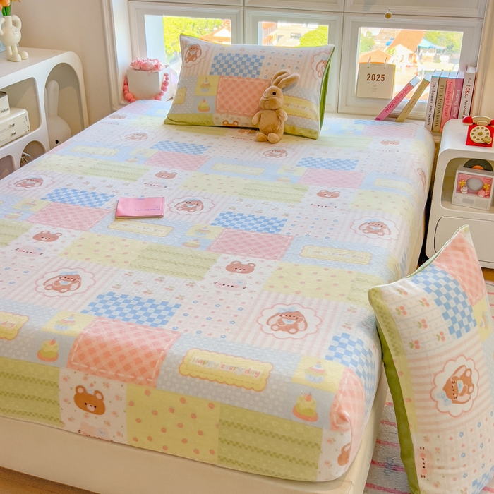 91家纺网 家纺一手货源 找家纺 摩妮卡 2025新款印花系列小清新牛奶绒印花床笠三件套 炫彩小熊