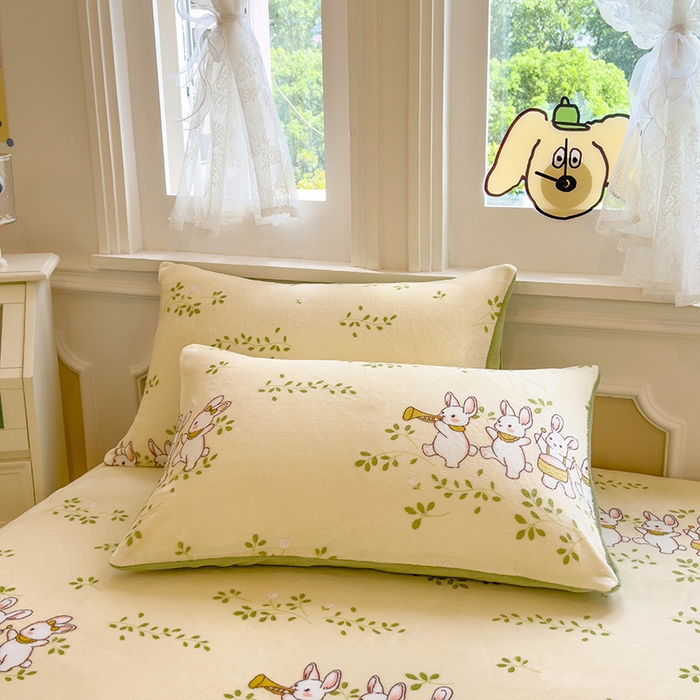 91家纺网 家纺一手货源 找家纺 摩妮卡 2025新款印花系列小清新牛奶绒印花床笠三件套 萌宠乐园