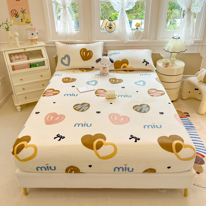 91家纺网 家纺一手货源 找家纺 摩妮卡 2025新款印花系列小清新牛奶绒印花床笠三件套 心元素