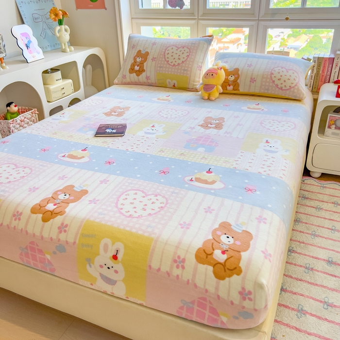 91家纺网 家纺一手货源 找家纺 摩妮卡 2025新款印花系列小清新牛奶绒印花床笠三件套 奶系萌宠