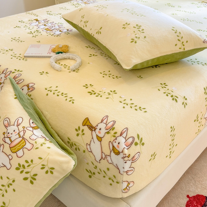 91家纺网 家纺一手货源 找家纺 摩妮卡 2025新款印花系列小清新牛奶绒印花床笠三件套 萌宠乐园