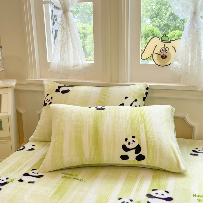 91家纺网 家纺一手货源 找家纺 摩妮卡 2025新款印花系列小清新牛奶绒印花床笠三件套 呆萌熊猫