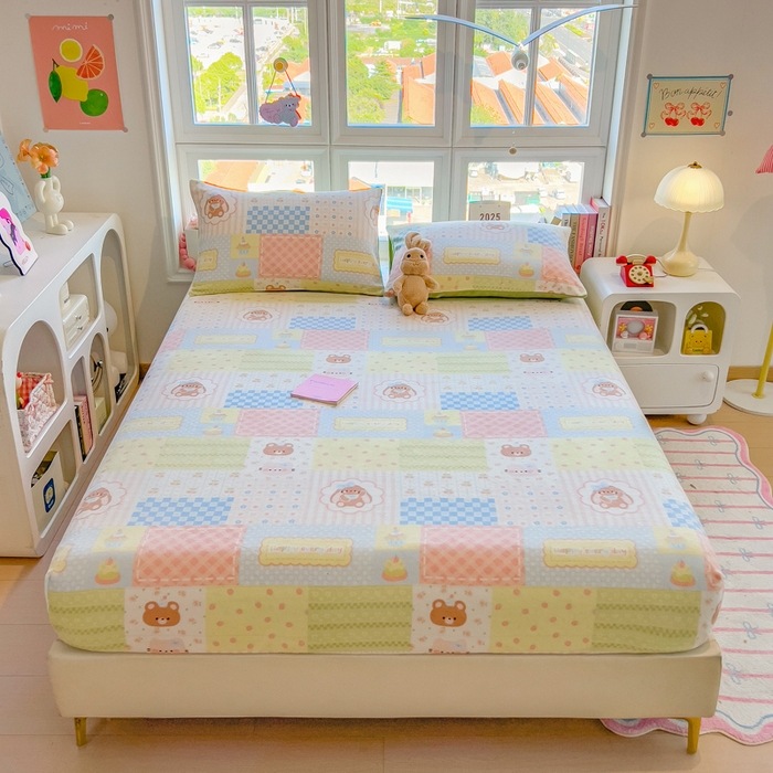 91家纺网 家纺一手货源 找家纺 摩妮卡 2025新款印花系列小清新牛奶绒印花床笠三件套 炫彩小熊