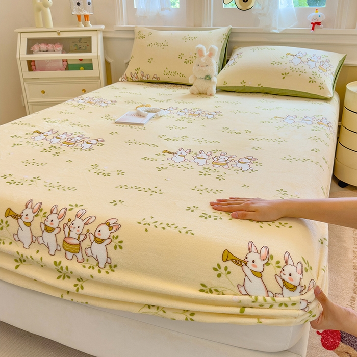 91家纺网 家纺一手货源 找家纺 摩妮卡 2025新款印花系列小清新牛奶绒印花床笠三件套 萌宠乐园