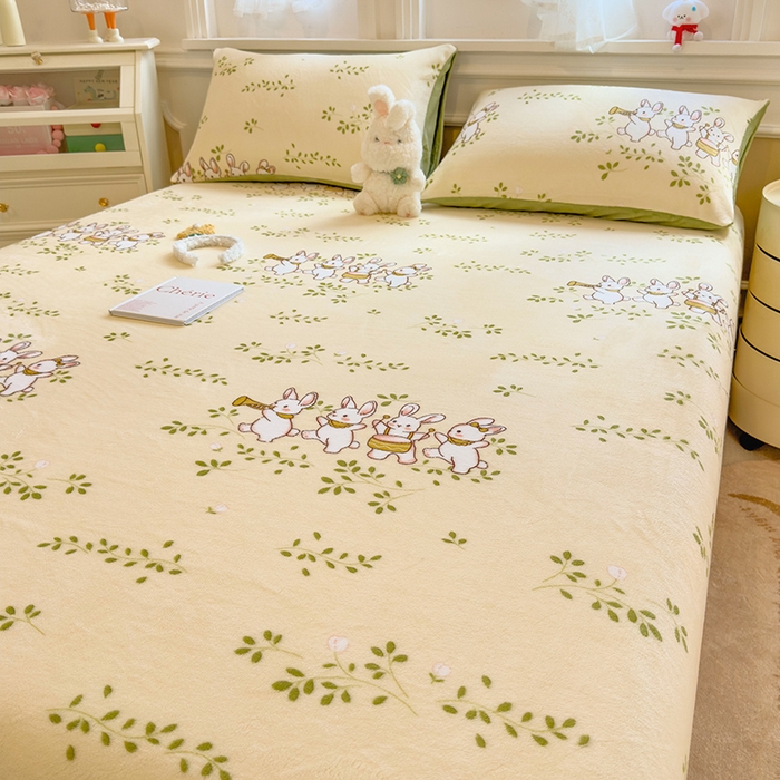 91家纺网 家纺一手货源 找家纺 摩妮卡 2025新款印花系列小清新牛奶绒印花床笠三件套 萌宠乐园