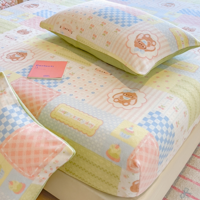 91家纺网 家纺一手货源 找家纺 摩妮卡 2025新款印花系列小清新牛奶绒印花床笠三件套 炫彩小熊