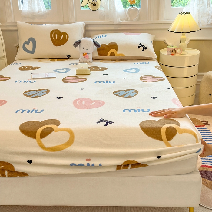 91家纺网 家纺一手货源 找家纺 摩妮卡 2025新款印花系列小清新牛奶绒印花床笠三件套 心元素