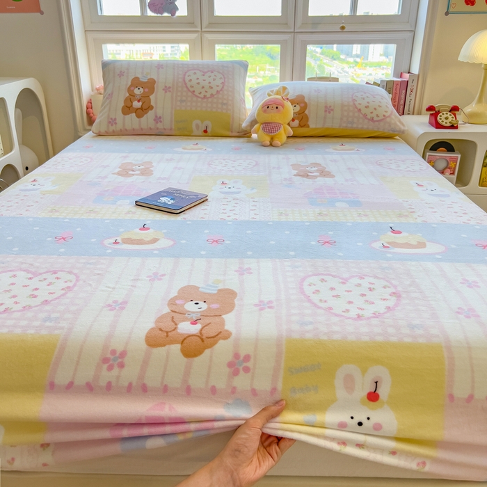 91家纺网 家纺一手货源 找家纺 摩妮卡 2025新款印花系列小清新牛奶绒印花床笠三件套 奶系萌宠