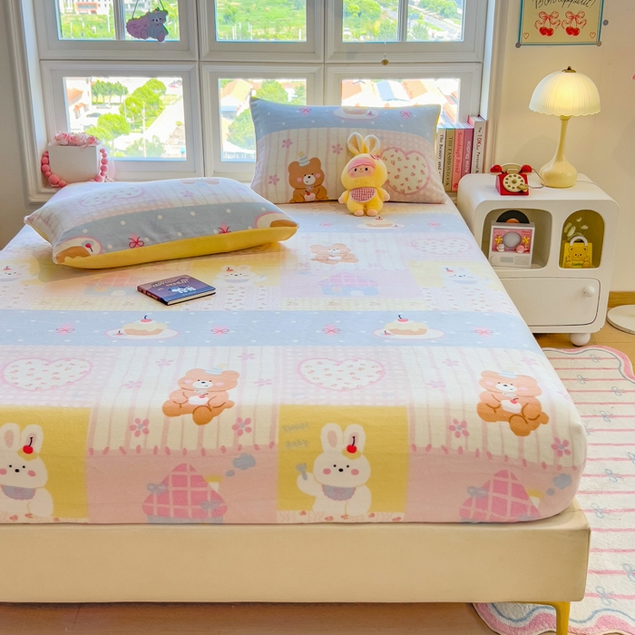 91家纺网 家纺一手货源 找家纺 摩妮卡 2025新款印花系列小清新牛奶绒印花床笠三件套 奶系萌宠