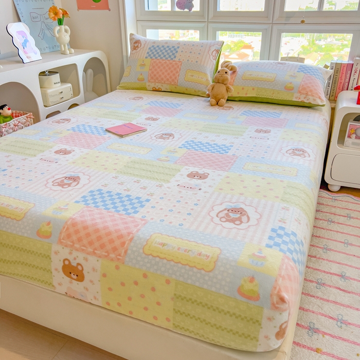 91家纺网 家纺一手货源 找家纺 摩妮卡 2025新款印花系列小清新牛奶绒印花床笠三件套 炫彩小熊