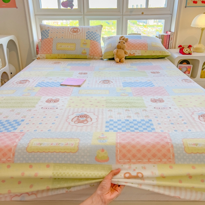 91家纺网 家纺一手货源 找家纺 摩妮卡 2025新款印花系列小清新牛奶绒印花床笠三件套 炫彩小熊