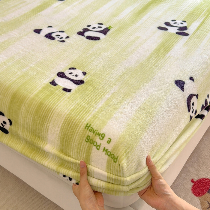 91家纺网 家纺一手货源 找家纺 摩妮卡 2025新款印花系列小清新牛奶绒印花床笠三件套 呆萌熊猫