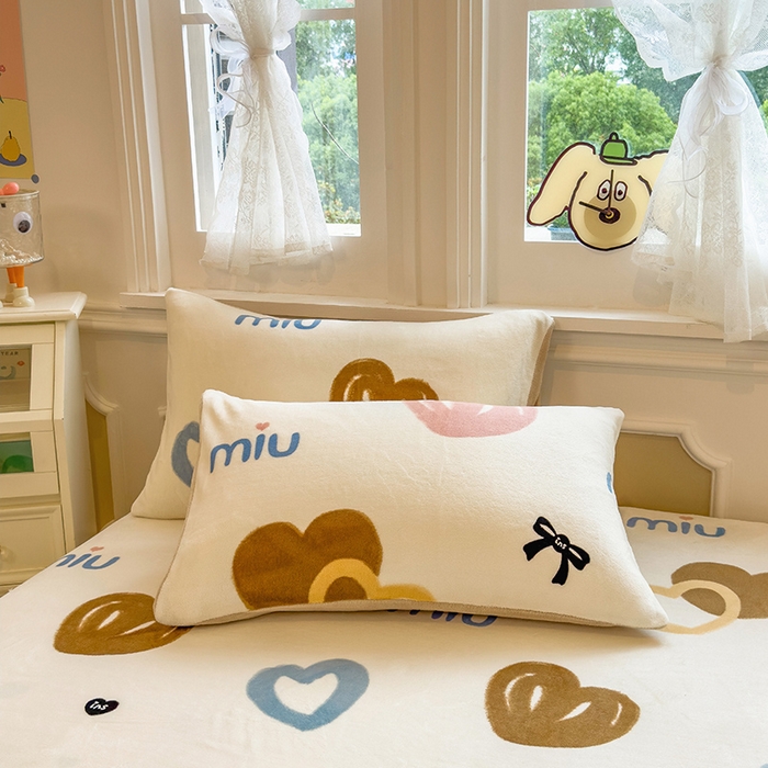 91家纺网 家纺一手货源 找家纺 摩妮卡 2025新款印花系列小清新牛奶绒印花床笠三件套 心元素