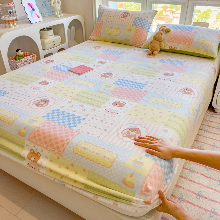 91家纺网 家纺一手货源 找家纺 摩妮卡 2025新款印花系列小清新牛奶绒印花床笠三件套 炫彩小熊