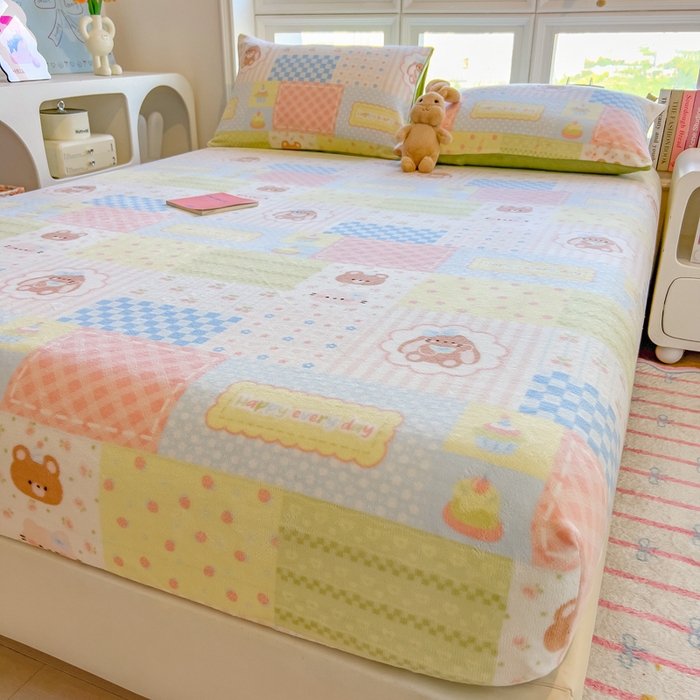 91家纺网 家纺一手货源 找家纺 摩妮卡 2025新款印花系列小清新牛奶绒印花床笠三件套 炫彩小熊