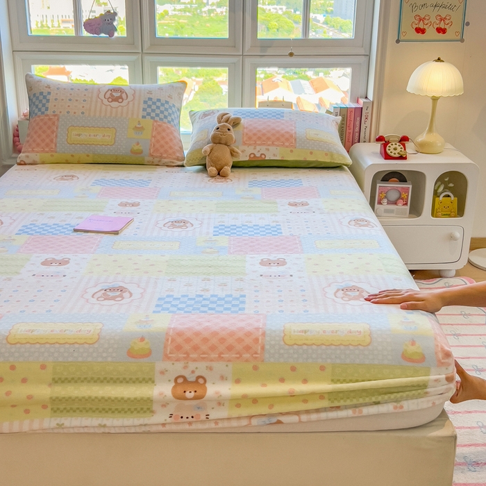 91家纺网 家纺一手货源 找家纺 摩妮卡 2025新款印花系列小清新牛奶绒印花床笠三件套 炫彩小熊