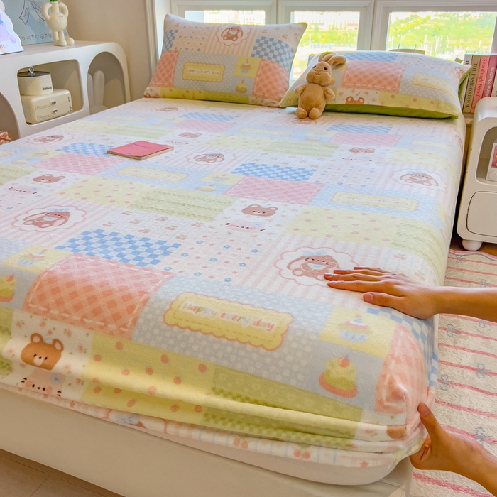 91家纺网 家纺一手货源 找家纺 摩妮卡 2025新款印花系列小清新牛奶绒印花床笠三件套 炫彩小熊