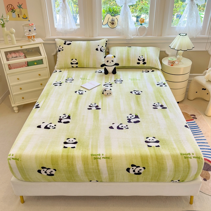 91家纺网 家纺一手货源 找家纺 摩妮卡 2025新款印花系列小清新牛奶绒印花床笠三件套 呆萌熊猫