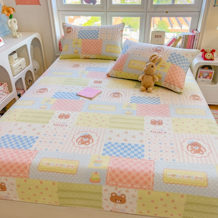 91家纺网 家纺一手货源 找家纺 摩妮卡 2025新款印花系列小清新牛奶绒印花床笠三件套 炫彩小熊