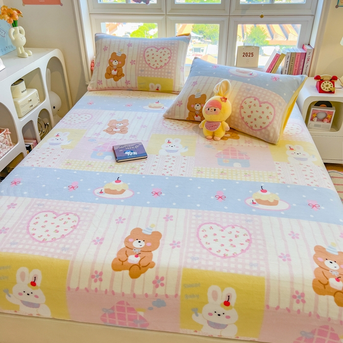 91家纺网 家纺一手货源 找家纺 摩妮卡 2025新款印花系列小清新牛奶绒印花床笠三件套 奶系萌宠