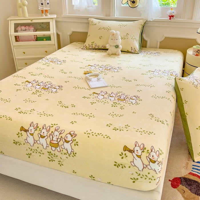 91家纺网 家纺一手货源 找家纺 摩妮卡 2025新款印花系列小清新牛奶绒印花床笠三件套 萌宠乐园