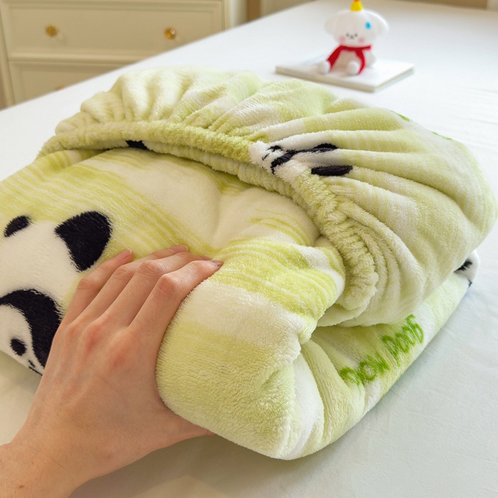 91家纺网 家纺一手货源 找家纺 摩妮卡 2025新款印花系列小清新牛奶绒印花床笠三件套 呆萌熊猫