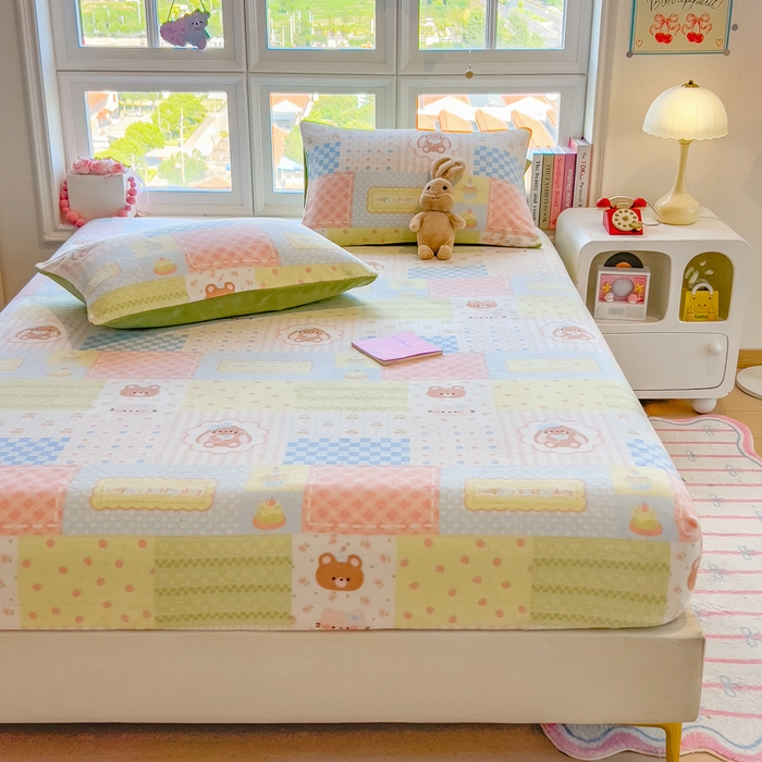 91家纺网 家纺一手货源 找家纺 摩妮卡 2025新款印花系列小清新牛奶绒印花床笠三件套 炫彩小熊