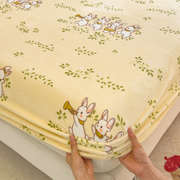 91家纺网 家纺一手货源 找家纺 摩妮卡 2025新款印花系列小清新牛奶绒印花床笠三件套 萌宠乐园