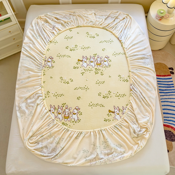 91家纺网 家纺一手货源 找家纺 摩妮卡 2025新款印花系列小清新牛奶绒印花床笠三件套 萌宠乐园