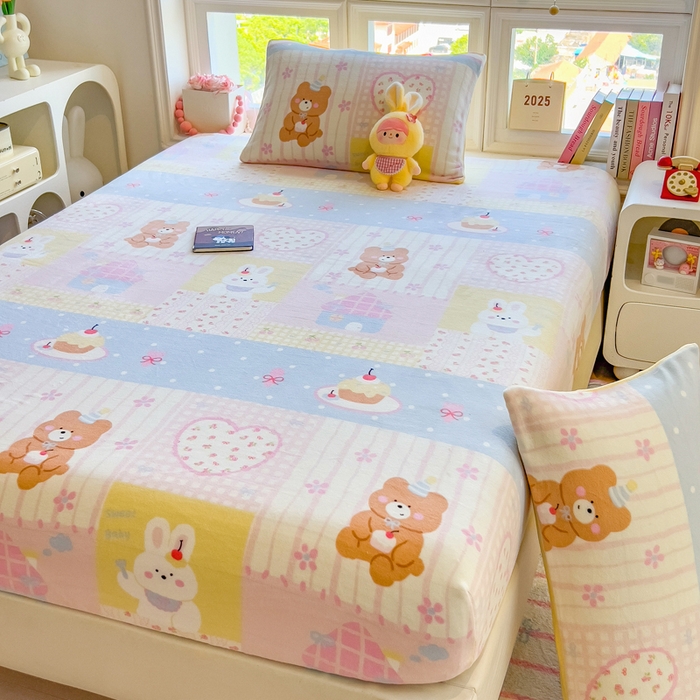 91家纺网 家纺一手货源 找家纺 摩妮卡 2025新款印花系列小清新牛奶绒印花床笠三件套 奶系萌宠