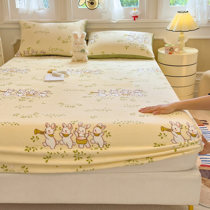 91家纺网 家纺一手货源 找家纺 摩妮卡 2025新款印花系列小清新牛奶绒印花床笠三件套 萌宠乐园