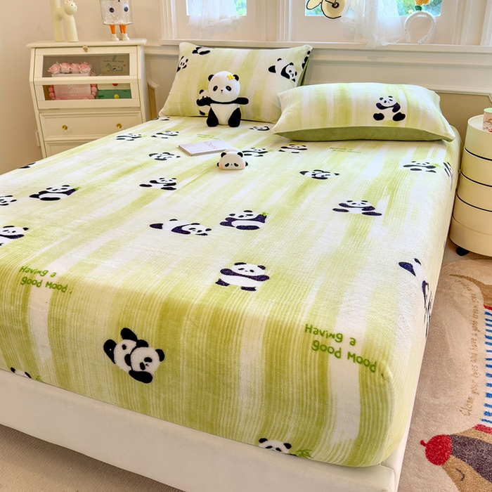 91家纺网 家纺一手货源 找家纺 摩妮卡 2025新款印花系列小清新牛奶绒印花床笠三件套 呆萌熊猫