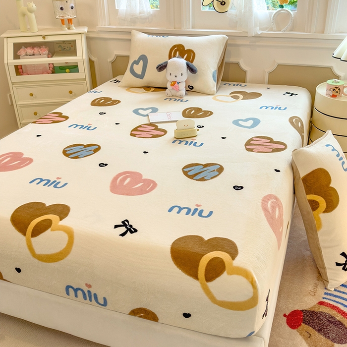 91家纺网 家纺一手货源 找家纺 摩妮卡 2025新款印花系列小清新牛奶绒印花床笠三件套 心元素