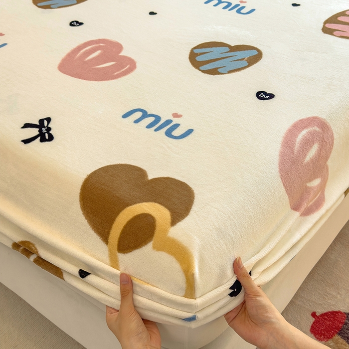 91家纺网 家纺一手货源 找家纺 摩妮卡 2025新款印花系列小清新牛奶绒印花床笠三件套 心元素