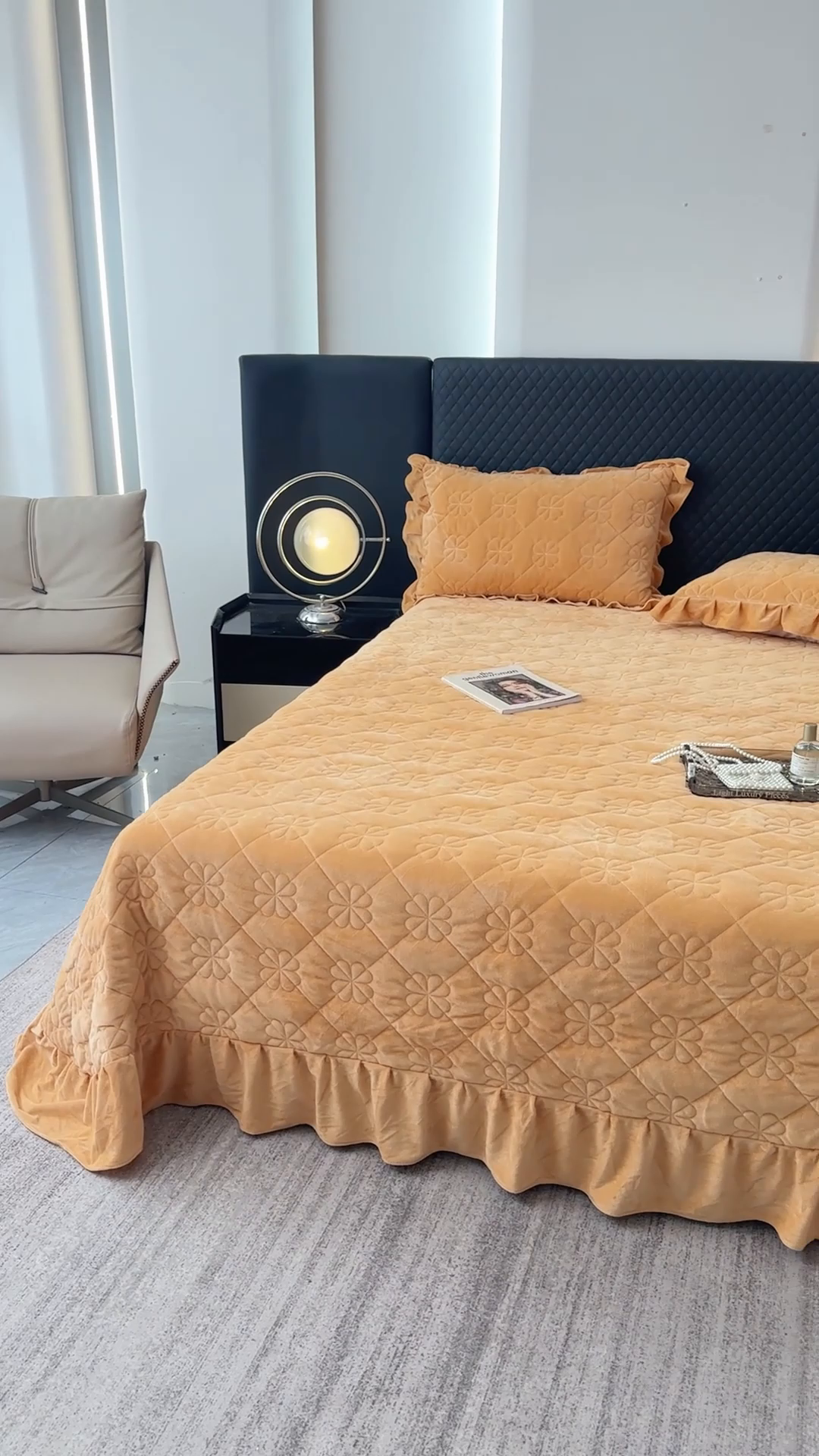 91家纺网 家纺一手货源 找家纺 逸林家纺《原希尔顿逸林》 2025新款床盖水晶绒床盖床裙三件套夹棉床盖 四叶草-卡其