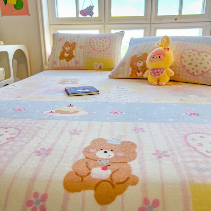 91家纺网 家纺一手货源 找家纺 摩妮卡 2025新款印花系列小清新牛奶绒印花床笠三件套 奶系萌宠