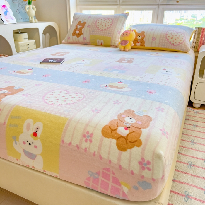 91家纺网 家纺一手货源 找家纺 摩妮卡 2025新款印花系列小清新牛奶绒印花床笠三件套 奶系萌宠