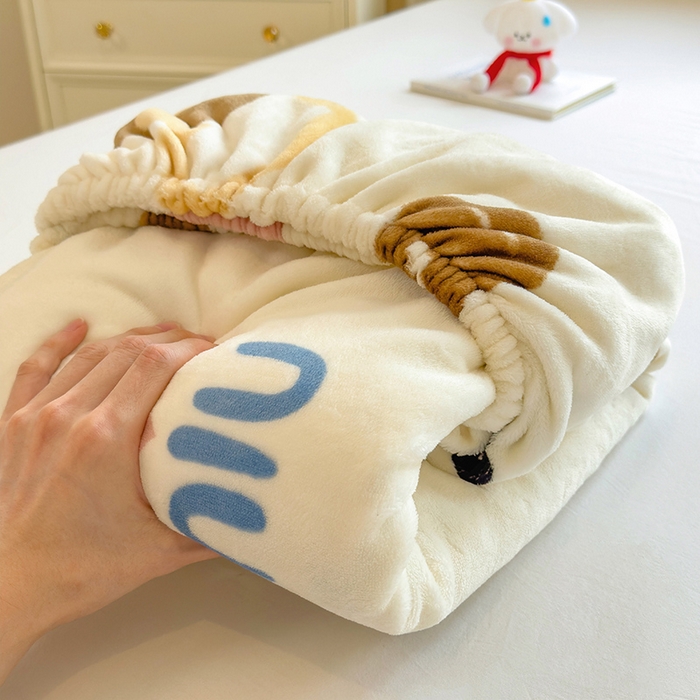 91家纺网 家纺一手货源 找家纺 摩妮卡 2025新款印花系列小清新牛奶绒印花床笠三件套 心元素