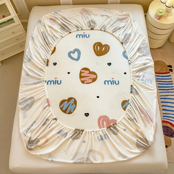 91家纺网 家纺一手货源 找家纺 摩妮卡 2025新款印花系列小清新牛奶绒印花床笠三件套 心元素