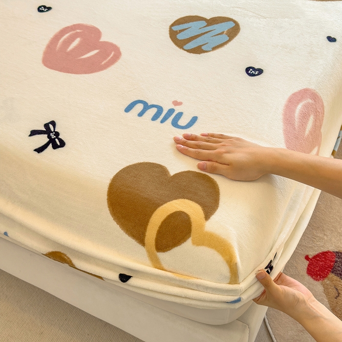 91家纺网 家纺一手货源 找家纺 摩妮卡 2025新款印花系列小清新牛奶绒印花床笠三件套 心元素