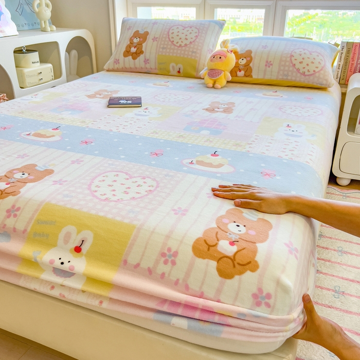 91家纺网 家纺一手货源 找家纺 摩妮卡 2025新款印花系列小清新牛奶绒印花床笠三件套 奶系萌宠