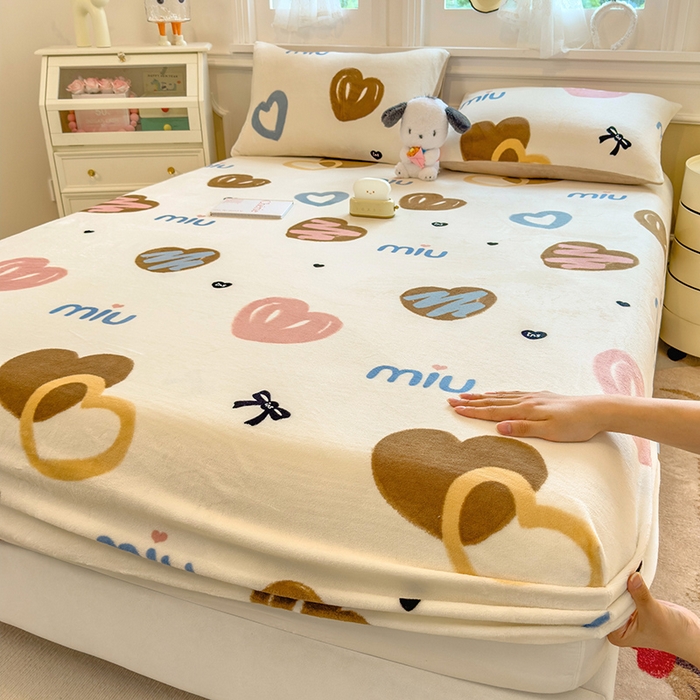 91家纺网 家纺一手货源 找家纺 摩妮卡 2025新款印花系列小清新牛奶绒印花床笠三件套 心元素