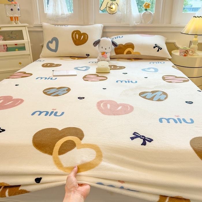 91家纺网 家纺一手货源 找家纺 摩妮卡 2025新款印花系列小清新牛奶绒印花床笠三件套 心元素