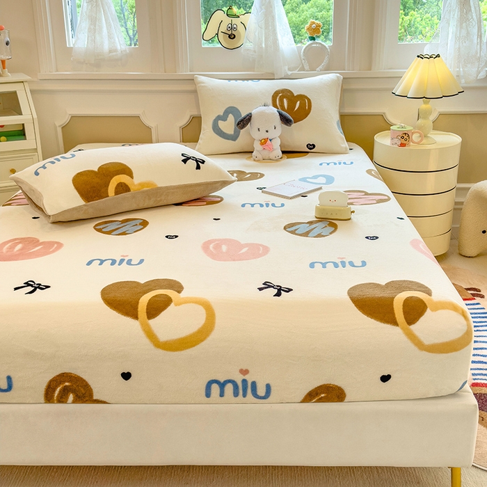 91家纺网 家纺一手货源 找家纺 摩妮卡 2025新款印花系列小清新牛奶绒印花床笠三件套 心元素