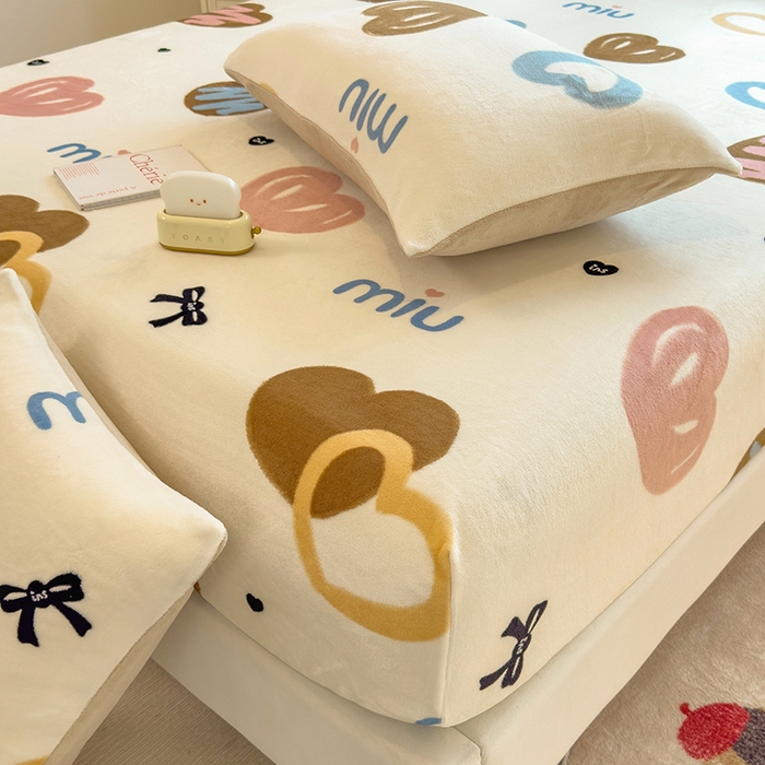 91家纺网 家纺一手货源 找家纺 摩妮卡 2025新款印花系列小清新牛奶绒印花床笠三件套 心元素