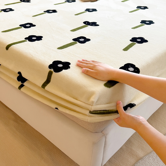 91家纺网 家纺一手货源 找家纺 摩妮卡 2025新款印花系列小清新牛奶绒印花床笠三件套 秋月私语